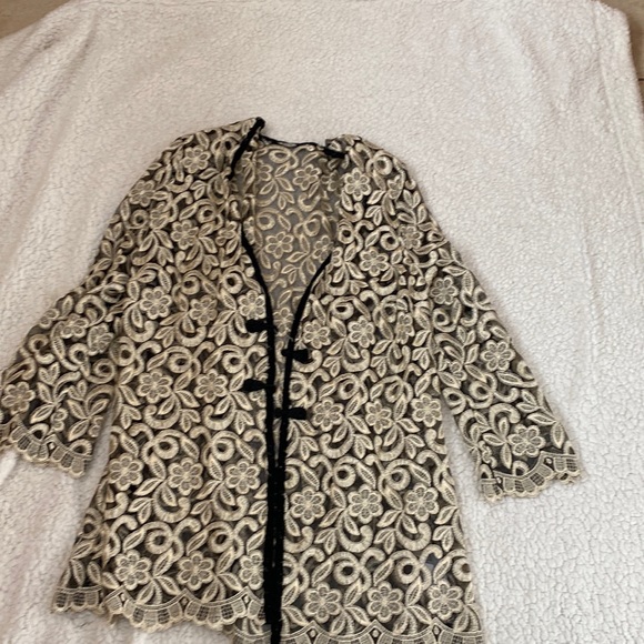 Jackets & Blazers - Gorgeous black and white detailed blazer